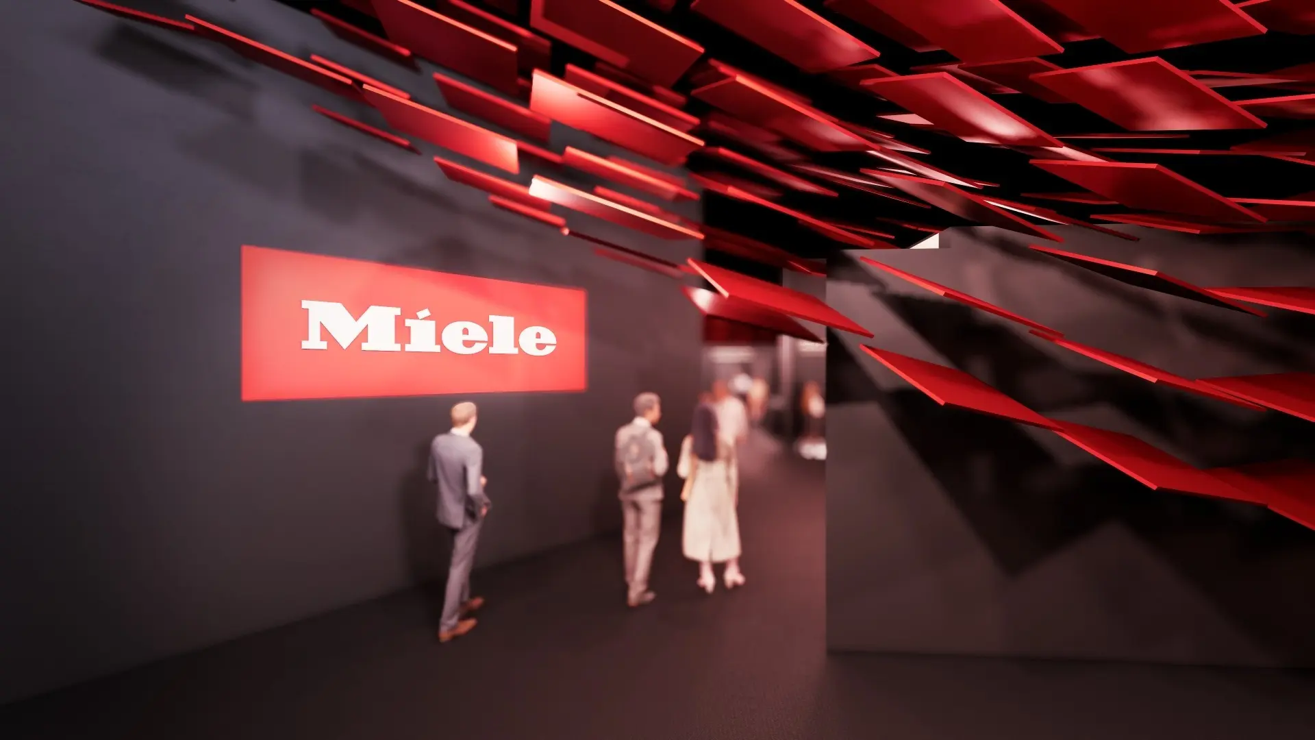 Scorcio di un angolo dello stand. Persone sfocate in lontananza e in primo piano installazione di tasselli rossi e riflettenti.