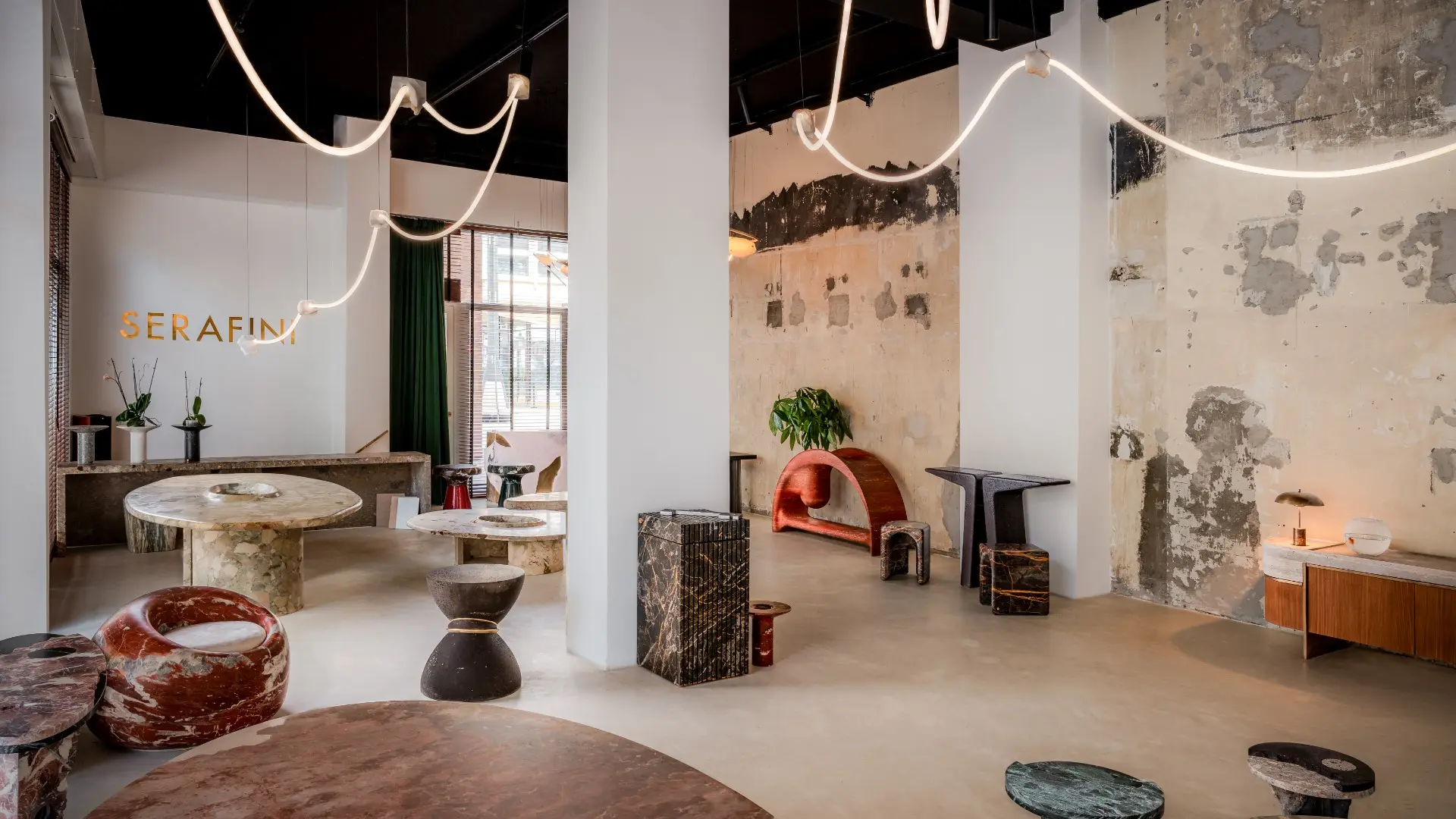 La Galleria Serafini a Milano è uno spazio espositivo dedicato al design in marmo dove artigianalità, innovazione e materiali si incontrano per creare prodotti unici e personalizzabili.