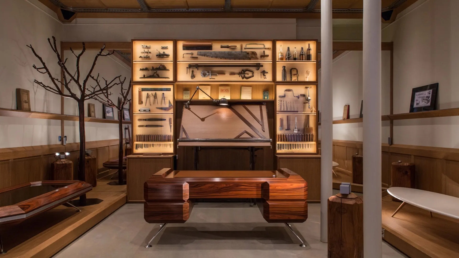 Hervet Manufacturier crea mobili in edizione limitata, unendo artigianalità e materiali nobili in uno stile retro-futurista elegante.