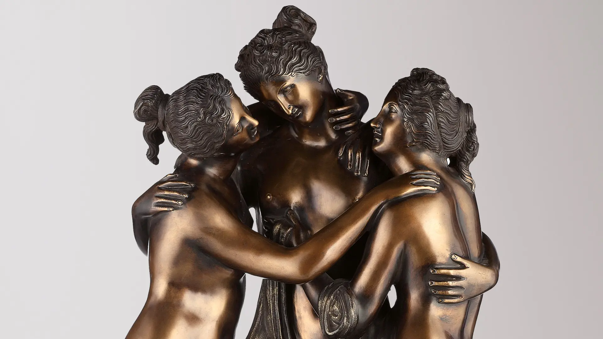 Dettaglio di una scultura in bronzo raffigurante le tre grazie del Canova