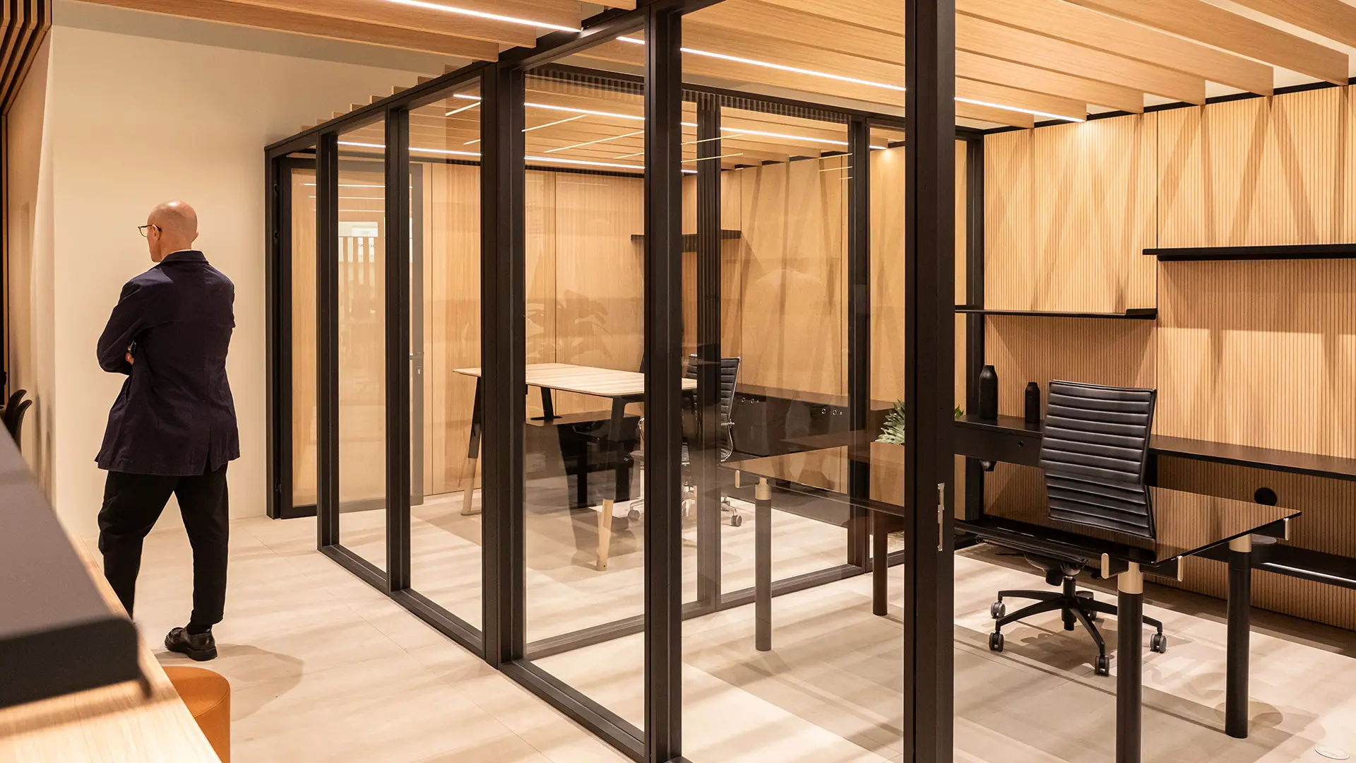 Acoustic Room con scrivania e sedia da ufficio